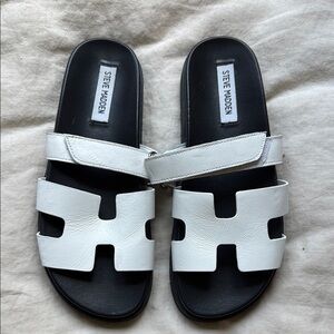 Steve Madden Mayven White/Black slides size 8